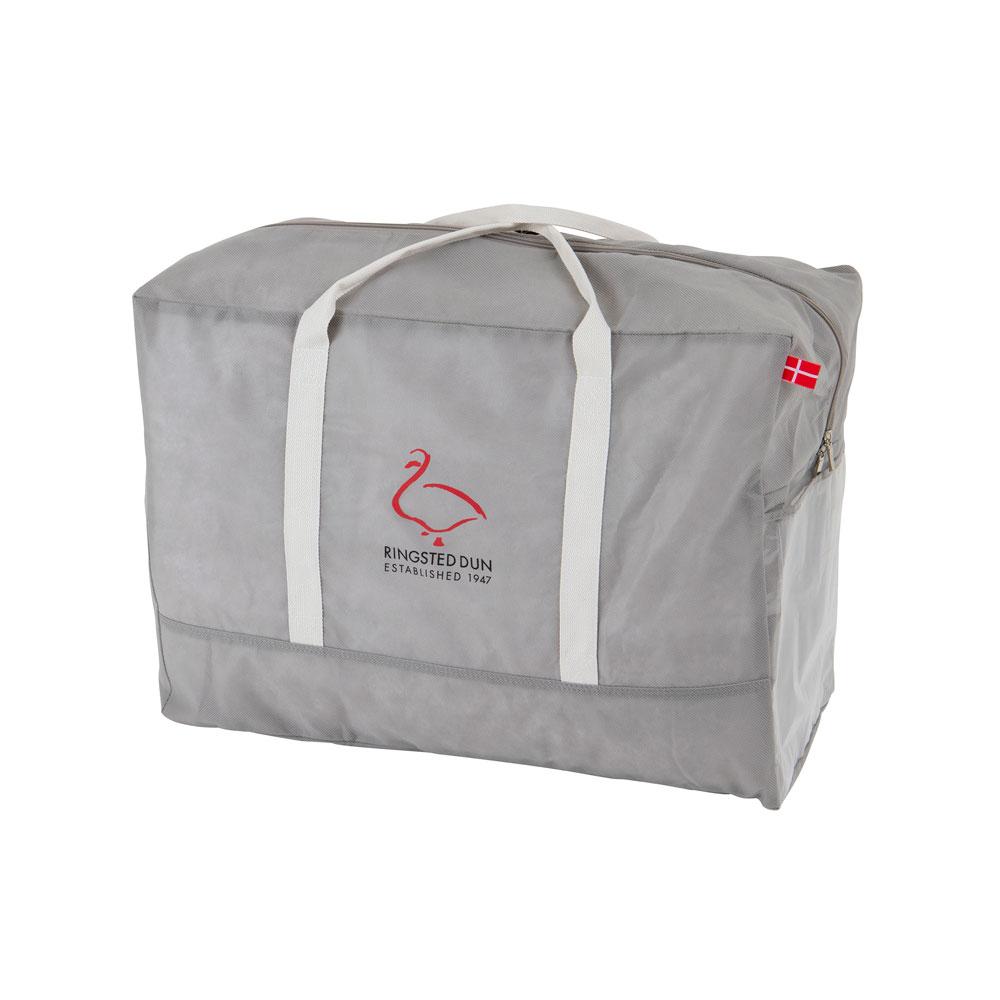 Grå nonwoven dynetaske fra Ringsted Dun med ventilationshuller langs siderne